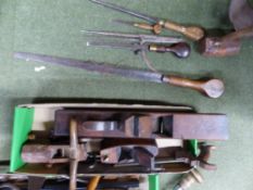 A GROUP OF 19TH CENTURY TOOLS TO INCLUDE A LARGE CARTWRIGHT'S SCREWDRIVER, VARIOUS SAWS, WOOD