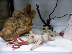 A GOOD ANTIQUE BLACK BRANCH CORAL SPECIMEN MOUNTED ON MUSEUM TYPE PLINTH APPROX 32 CM SPAN.X 29 CM