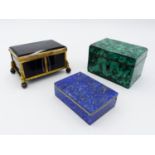 A 19TH CENTURY GILT METAL MOUNTED POLISHED AGATE SMALL BOX WITH HINGED LID, A SIMILAR MALACHITE