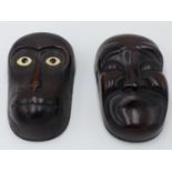 A JAPANESE CARVED WOOD BOX, THE LID DEPICTING A WIDE EYED MONKEY AND THE BASE A CLOSED EYED MAN,