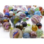 A GOOD MIXED COLLECTION OF VICTORIAN AND OTHER GLASS MARBLES TO INCLUDE SIMPLE SWIRLS, LATTICINO AND