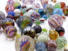 A GOOD MIXED COLLECTION OF VICTORIAN AND OTHER GLASS MARBLES TO INCLUDE SIMPLE SWIRLS, LATTICINO AND