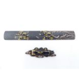 A JAPANESE KOZUKA SWORD MOUNT DECORATED IN GOLD AND SILVER WITH PURSUING SAMURAI WARRIORS AND