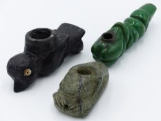 AN ANTIQUE CARVED GREEN STONE FROG PIPE BOWL OF PRE COLUMBIAN FORM, A CARVED BLACK STONE BIRD PIPE