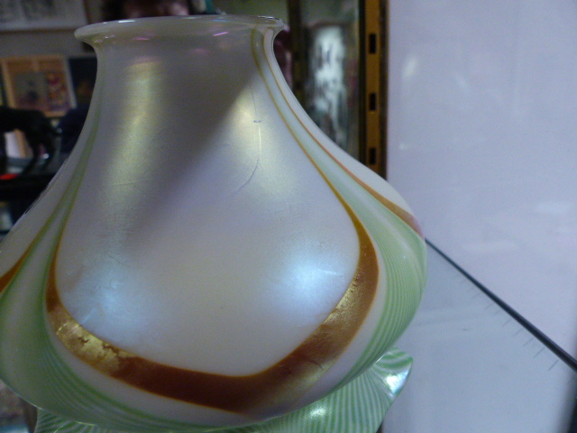 AN INTERESTING IRRIDESCENT ART GLASS LIGHT SHADE POSSIBLY BY TIFFANY - Image 9 of 9