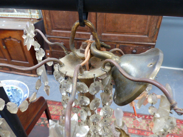 A VINTAGE FRENCH STYLE GILT BRASS FRAME NINE LIGHT CHANDELIER, FLOWER HEADS WITH SWAGS AND PRISMS - Image 5 of 9