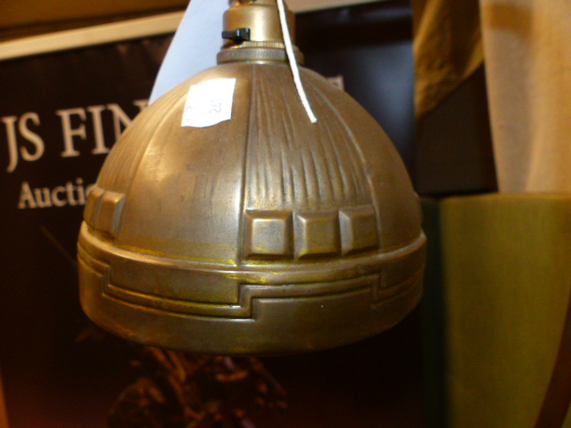 A CONTINENTAL ARTS MOVEMENT GILT BRASS DESK LAMP AND A LATE VICTORIAN BRASS TABLE LAMP - Image 8 of 11