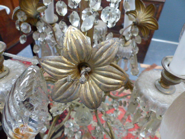 A VINTAGE FRENCH STYLE GILT BRASS FRAME NINE LIGHT CHANDELIER, FLOWER HEADS WITH SWAGS AND PRISMS - Image 4 of 9