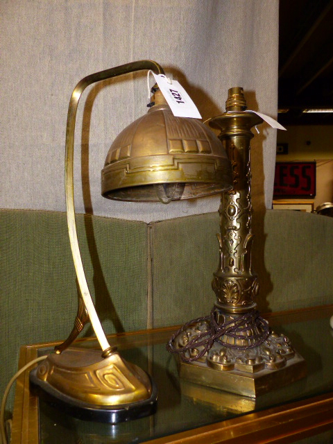 A CONTINENTAL ARTS MOVEMENT GILT BRASS DESK LAMP AND A LATE VICTORIAN BRASS TABLE LAMP - Image 2 of 11