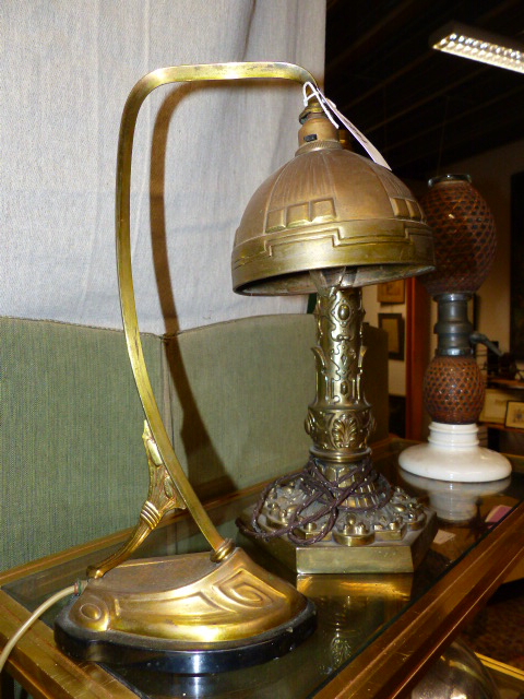 A CONTINENTAL ARTS MOVEMENT GILT BRASS DESK LAMP AND A LATE VICTORIAN BRASS TABLE LAMP - Image 3 of 11