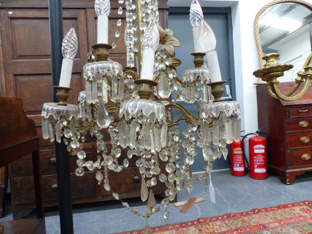 A VINTAGE FRENCH STYLE GILT BRASS FRAME NINE LIGHT CHANDELIER, FLOWER HEADS WITH SWAGS AND PRISMS - Image 2 of 9