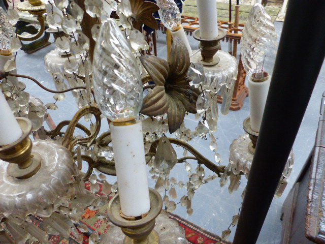 A VINTAGE FRENCH STYLE GILT BRASS FRAME NINE LIGHT CHANDELIER, FLOWER HEADS WITH SWAGS AND PRISMS - Image 7 of 9