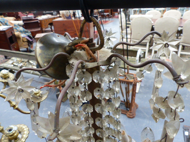 A VINTAGE FRENCH STYLE GILT BRASS FRAME NINE LIGHT CHANDELIER, FLOWER HEADS WITH SWAGS AND PRISMS - Image 8 of 9