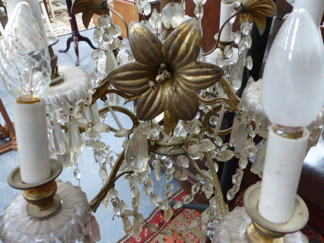 A VINTAGE FRENCH STYLE GILT BRASS FRAME NINE LIGHT CHANDELIER, FLOWER HEADS WITH SWAGS AND PRISMS - Image 6 of 9