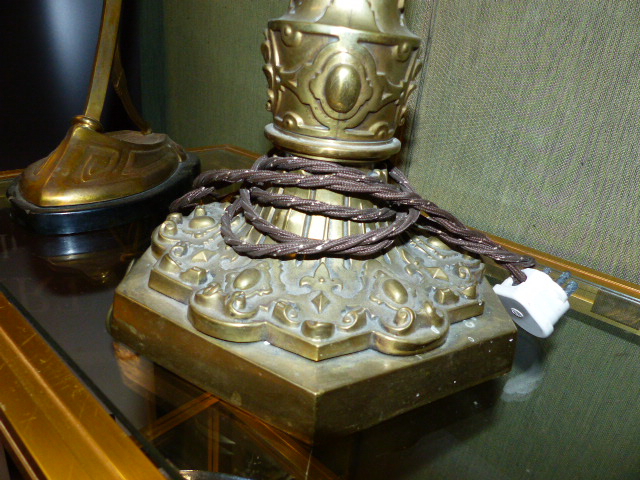 A CONTINENTAL ARTS MOVEMENT GILT BRASS DESK LAMP AND A LATE VICTORIAN BRASS TABLE LAMP - Image 5 of 11