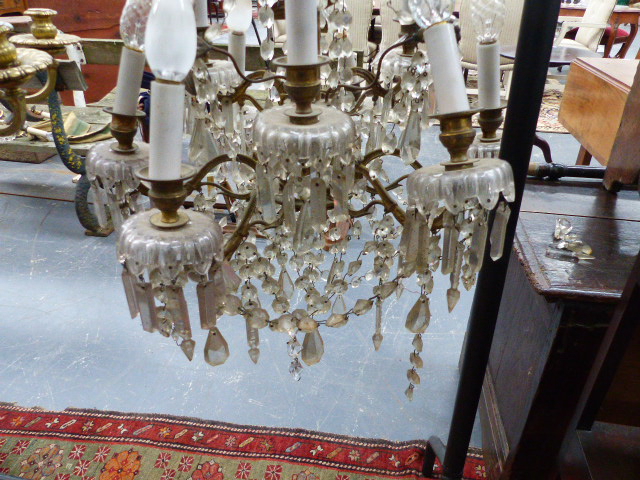 A VINTAGE FRENCH STYLE GILT BRASS FRAME NINE LIGHT CHANDELIER, FLOWER HEADS WITH SWAGS AND PRISMS - Image 9 of 9