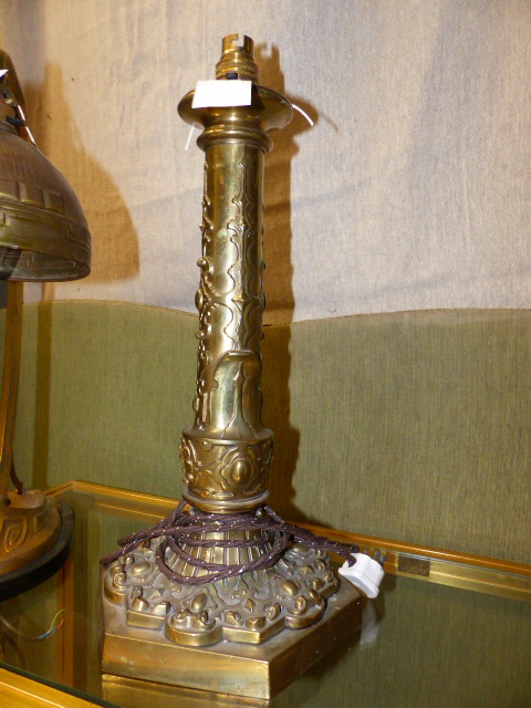 A CONTINENTAL ARTS MOVEMENT GILT BRASS DESK LAMP AND A LATE VICTORIAN BRASS TABLE LAMP - Image 4 of 11