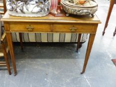 AN EDWARDIAN MAHOGANY INLAID TWO DRAWER WRITING TABLE. 91cms WIDE