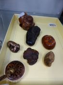 A MANJU SET WITH POLISHED AGATE AND SIX ORIENTAL CARVINGS (7)