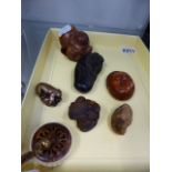 A MANJU SET WITH POLISHED AGATE AND SIX ORIENTAL CARVINGS (7)