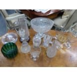 A SMALL COLLECTION OF ANTIQUE AND LATER GLASSWARES TO INCLUDE A CENTER BOWL, GOBLETS ETC