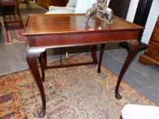 AN 18TH.C.MAHOGANY SILVER TABLE. 73cms WIDE