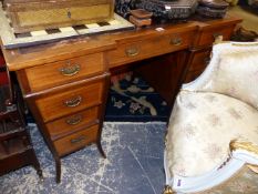 AN UNSUAL MAHOGANY AND INLAID TWIN PEDESTAL WRITING DESK. 111cms WIDE