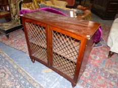 A REGENCY MAHOGANY INVERTED BOW FRONT SIDE CABINET. 89cms WIDE.