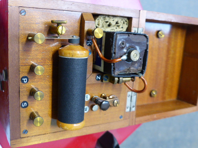 A VICTORIAN MAHOGANY APOTHECARY BOX WITH FITTED BOTTLES, SCALES AND PESTLE TOGETHER WITH A VINTAGE - Image 19 of 19