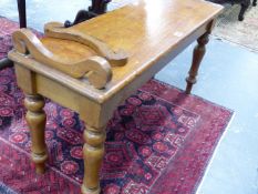 A LATE VICTORIAN MAHOGANY WINDOW SEAT ON TURNED LEGS. 91cms WIDE