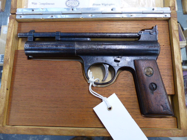 WEBLEY AIR PISTOL MKI, IN .22 CALIBRE, SERIAL NO 514 WITH INTER CHANGEABLE BARREL, TIN OF WEBLEY - Image 4 of 17