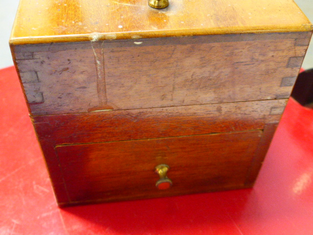 A VICTORIAN MAHOGANY APOTHECARY BOX WITH FITTED BOTTLES, SCALES AND PESTLE TOGETHER WITH A VINTAGE - Image 18 of 19