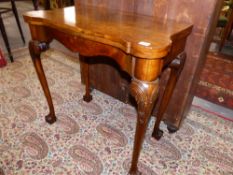 AN EARLY 20TH.C.GEORGIAN STYLE MAHOGANY FOLD OVER CARD TABLE. 76cms WIDE