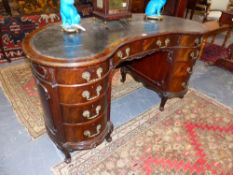 A GOOD QUALITY 19TH.C.GEORGIAN STYLE MAHOGANY KIDNEY SHAPED KNEEHOLE WRITING DESK. 142cms WIDE