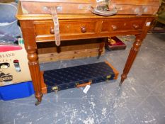 A VICTORIAN OAK TWO DRAWER WRITING TABLE ON REEDED LEGS. 91cms WIDE