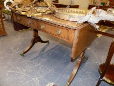 AN ANTIQUE MAHOGANY AND BOXWOOD STRUNG SOFA TABLE ON FLUTED SABRE LEGS. APPROX 145cms WIDE