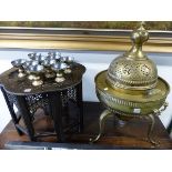 AN INTERESTING PERSIAN BRASS FOOD WARMER WITH PIERCED DECORATION. APPROX 86cms HIGH