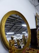 A LARGE GILT FRAMED CIRCULAR MIRROR, APPROX 95cms DIAMETER