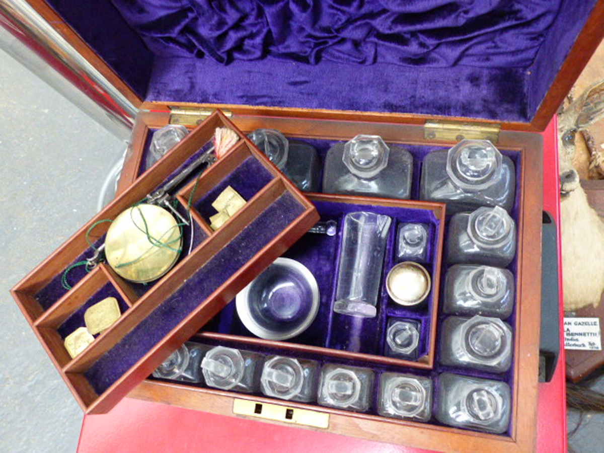 A VICTORIAN MAHOGANY APOTHECARY BOX WITH FITTED BOTTLES, SCALES AND PESTLE TOGETHER WITH A VINTAGE - Image 4 of 19