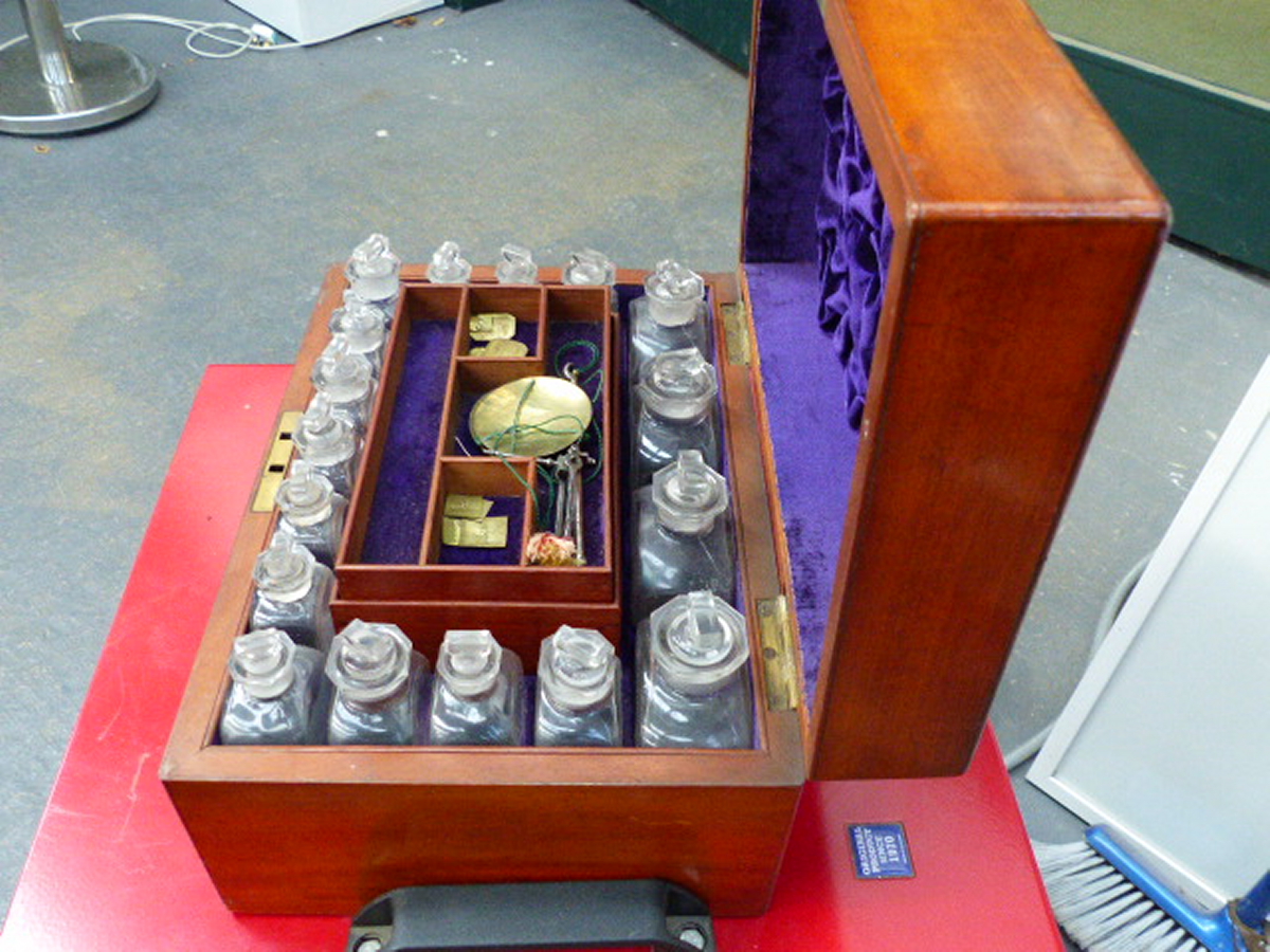 A VICTORIAN MAHOGANY APOTHECARY BOX WITH FITTED BOTTLES, SCALES AND PESTLE TOGETHER WITH A VINTAGE - Image 3 of 19