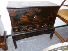 A GEORGIAN CHINOISERIE DECORATED TWO DRAWER COFFER ON CONFORMING STAND. 105CM WIDE X 97CM HIGH