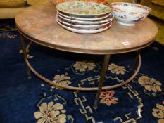 A GOOD QUALITY BRASS FRAMED MARBLE TOPPED COFFEE TABLE. 91cms DIAMETER