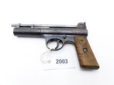 A WEBLEY & SCOTT LIMITED WEBLEY AIR PISTOL MARK I IN .177 CALIBRE, SERIAL NO 982, TWO-PIECE WOODEN