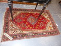 AN ANTIQUE PERSIAN QUASGHAI RUG. 166x106cms.