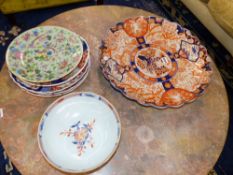 A JAPANESE IMARI SCALLOP RIM CHARGER. 46CM DIAMETER, FOUR SIMILAR SMALLER PLATES AND TWO CHINESE