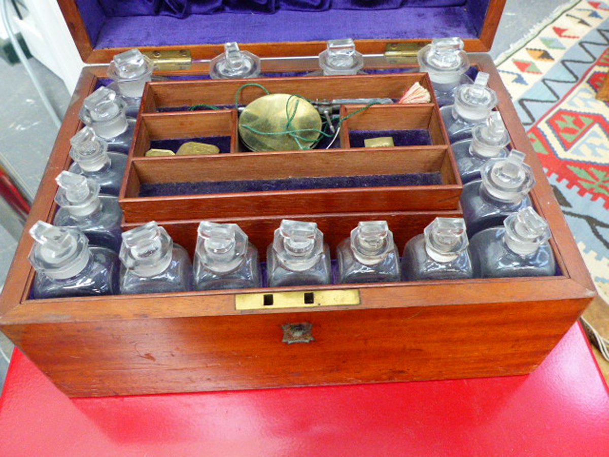 A VICTORIAN MAHOGANY APOTHECARY BOX WITH FITTED BOTTLES, SCALES AND PESTLE TOGETHER WITH A VINTAGE