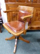 AN ANTIQUE OAK SWIVEL OFFICE CHAIR WITH LEATHER UPHOLSTERED SEAT.