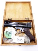 WEBLEY PREMIER AIR PISTOL IN .177 CALIBRE, SERIAL NO 847, COMPLETE WITH INTER CHANGEABLE BARREL