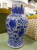 A CHINESE BLUE AND WHITE BALUSTER VASE DECORATED WITH FLOWERING HEADS AND SCROLLING FOLIAGE. 39CM