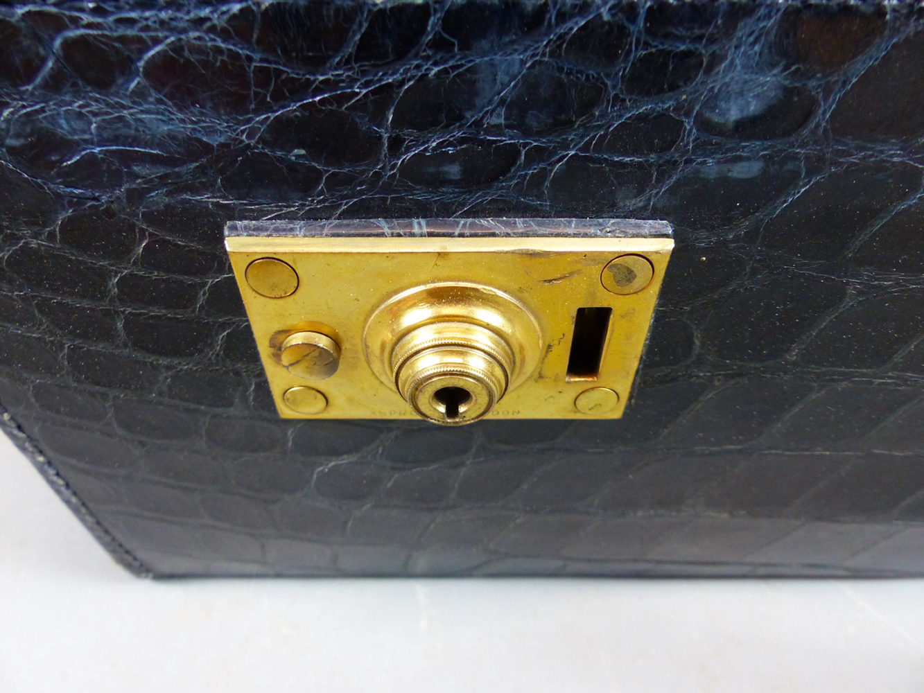 A GOOD ASPREY LONDON CROCODILE SKIN SUITCASE WITH GILT BRASS FITTINGS TOGETHER WITH A SMALLER - Image 15 of 21